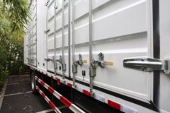 陕汽德龙M5000E 轻量化版 4X2 9.55米纯电动厢式载货车 宁德时代262.75kWh