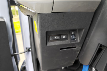 ���ǵ�T5 ��ҵ�� 4.2�׵��Ŵ��綯��դʽ�Ῠ ����100kWhͼƬ