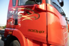 青岛解放JH6 6.4L柴油 300马力 4X2 一汽解放10档 9.6米排半厢式载货车