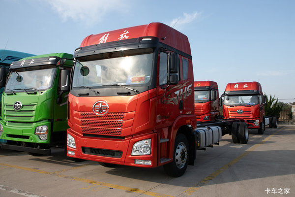 青岛解放JH6 6.4L柴油 300马力 4X2 一汽解放10档 9.6米排半厢式载货车