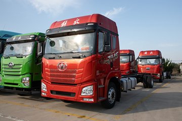 300马力 4X2 一汽解放10档 9.6米排半厢式载货车