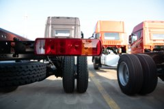 青岛解放JH6 7.8L柴油 380马力 4X2 法士特10档 6.75米排半仓栅式载货车 青岛解放JH6 7.8L柴油 380马力 4X2 法士特10档 6.75米排半仓栅式载货车