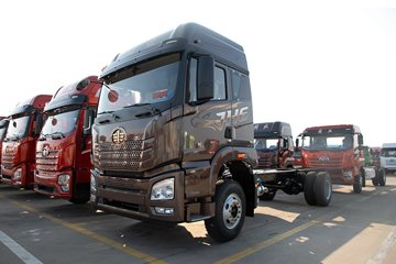 380马力 4X2 法士特10档 6.75米排半仓栅式载货车