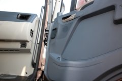 青岛解放JH6 7.8L柴油 380马力 4X2 法士特10档 6.75米排半仓栅式载货车 青岛解放JH6 7.8L柴油 380马力 4X2 法士特10档 6.75米排半仓栅式载货车