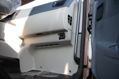 青岛解放JH6 7.8L柴油 380马力 4X2 法士特10档 6.75米排半仓栅式载货车 青岛解放JH6 7.8L柴油 380马力 4X2 法士特10档 6.75米排半仓栅式载货车