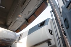 青岛解放JH6 7.8L柴油 380马力 4X2 法士特10档 6.75米排半仓栅式载货车 青岛解放JH6 7.8L柴油 380马力 4X2 法士特10档 6.75米排半仓栅式载货车