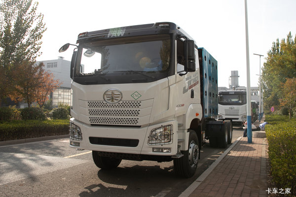 青岛解放 JH6重卡 领航版2.0 430马力 6X4 CNG 危化品牵引车(国六)