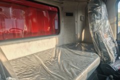 东风商用车 天锦KR PLUS 2025款 7.5L柴油 350马力 4X2 法士特10档 高顶双卧 6.8米仓栅式载货车