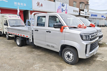 福田祥菱V5 1.6L汽油 120马力 东安5档 液刹 3米双排栏板微卡