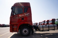 青岛解放JH6 300马力 4X2 柴油 9.7米冷藏车