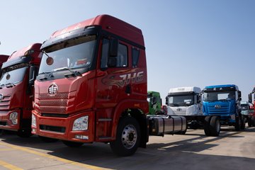 青岛解放JH6 300马力 4X2 柴油 9.7米冷藏车