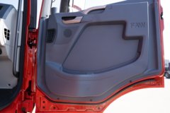 青岛解放JH6 300马力 4X2 柴油 9.7米冷藏车