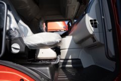 青岛解放JH6 300马力 4X2 柴油 9.7米冷藏车