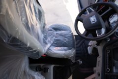 青岛解放JH6 300马力 4X2 柴油 9.7米冷藏车