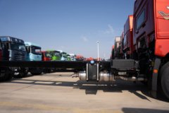 青岛解放JH6 300马力 4X2 柴油 9.7米冷藏车