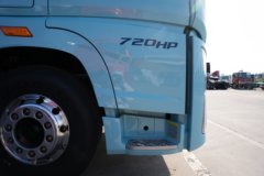 青岛解放 鹰航 智享版 15.7L LNG 720马力 6X4 法士特16档 AMT自动档 牵引车