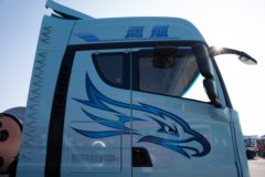 青岛解放 鹰航 智享版 15.7L LNG 720马力 6X4 法士特16档 AMT自动档 牵引车