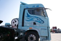 青岛解放 鹰航 智享版 15.7L LNG 720马力 6X4 法士特16档 AMT自动档 牵引车