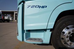 青岛解放 鹰航 智享版 15.7L LNG 720马力 6X4 法士特16档 AMT自动档 牵引车