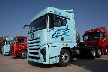 青岛解放 鹰航 智享版 15.7L LNG 720马力 6X4 法士特16档 AMT自动档 牵引车