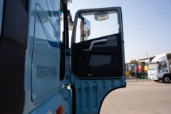 青岛解放 鹰航 智享版 15.7L LNG 720马力 6X4 法士特16档 AMT自动档 牵引车