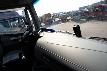 �ൺ��� ӥ�� ������ 15.7L LNG 720���� 6X4 ��ʿ��16�� AMT�Զ��� ǣ����ͼƬ