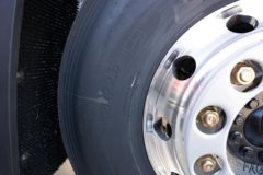 青岛解放 鹰航 智享版 15.7L LNG 720马力 6X4 法士特16档 AMT自动档 牵引车