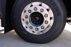 青岛解放 鹰航 智享版 15.7L LNG 720马力 6X4 法士特16档 AMT自动档 牵引车