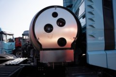 青岛解放 鹰航 智享版 15.7L LNG 720马力 6X4 法士特16档 AMT自动档 牵引车