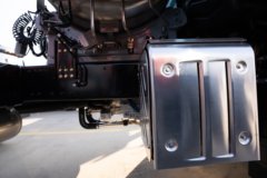 青岛解放 鹰航 智享版 15.7L LNG 720马力 6X4 法士特16档 AMT自动档 牵引车