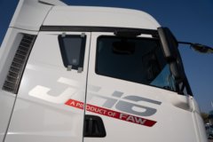 青岛解放 JH6重卡 卓越版2.0 420马力 4X2 AMT自动档危险品牵引车(国六)(带液缓)