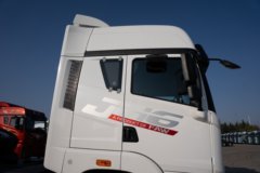 青岛解放 JH6重卡 卓越版2.0 420马力 4X2 AMT自动档危险品牵引车(国六)(带液缓)