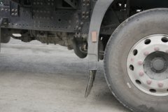 联合卡车 电麒麟 标载充电版 6X4 平顶纯电动牵引车 宁德时代400.61kWh