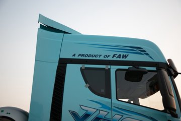 �ൺ���JH6 �������Ϸ��� 14.6L LNG 560���� 6X4 һ�����12�� ǣ����ͼƬ