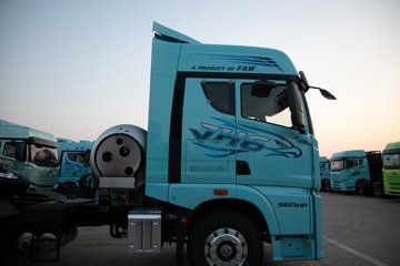 �ൺ���JH6 �������Ϸ��� 14.6L LNG 560���� 6X4 һ�����12�� ǣ����ͼƬ
