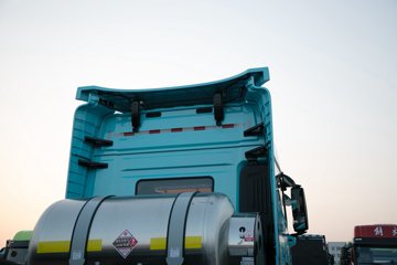 �ൺ���JH6 �������Ϸ��� 14.6L LNG 560���� 6X4 һ�����12�� ǣ����ͼƬ