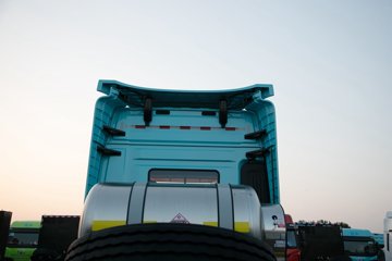 �ൺ���JH6 �������Ϸ��� 14.6L LNG 560���� 6X4 һ�����12�� ǣ����ͼƬ