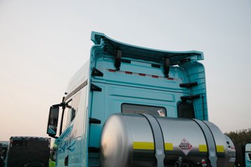 �ൺ���JH6 �������Ϸ��� 14.6L LNG 560���� 6X4 һ�����12�� ǣ����ͼƬ