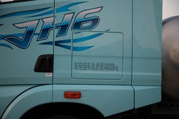 �ൺ���JH6 �������Ϸ��� 14.6L LNG 560���� 6X4 һ�����12�� ǣ����ͼƬ