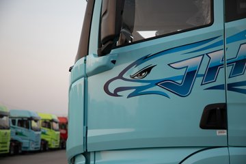 �ൺ���JH6 �������Ϸ��� 14.6L LNG 560���� 6X4 һ�����12�� ǣ����ͼƬ