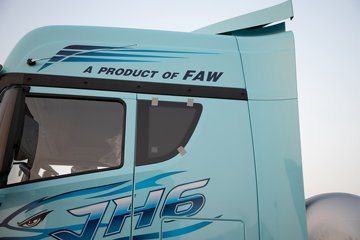 �ൺ���JH6 �������Ϸ��� 14.6L LNG 560���� 6X4 һ�����12�� ǣ����ͼƬ