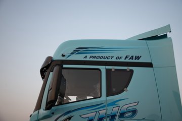 �ൺ���JH6 �������Ϸ��� 14.6L LNG 560���� 6X4 һ�����12�� ǣ����ͼƬ