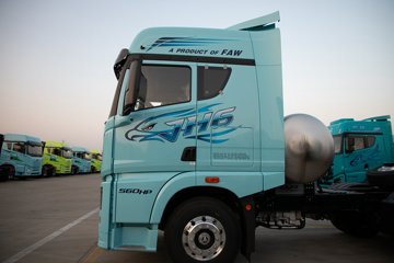 �ൺ���JH6 �������Ϸ��� 14.6L LNG 560���� 6X4 һ�����12�� ǣ����ͼƬ