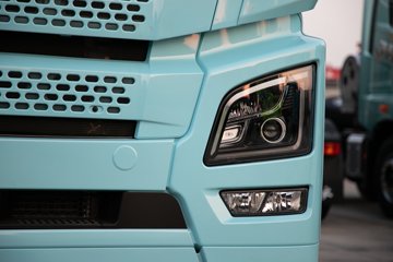 �ൺ���JH6 �������Ϸ��� 14.6L LNG 560���� 6X4 һ�����12�� ǣ����ͼƬ