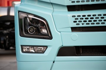 �ൺ���JH6 �������Ϸ��� 14.6L LNG 560���� 6X4 һ�����12�� ǣ����ͼƬ