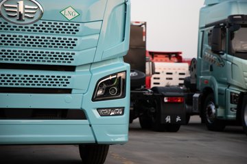 �ൺ���JH6 �������Ϸ��� 14.6L LNG 560���� 6X4 һ�����12�� ǣ����ͼƬ