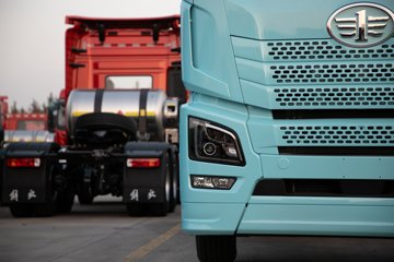 �ൺ���JH6 �������Ϸ��� 14.6L LNG 560���� 6X4 һ�����12�� ǣ����ͼƬ