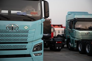 �ൺ���JH6 �������Ϸ��� 14.6L LNG 560���� 6X4 һ�����12�� ǣ����ͼƬ