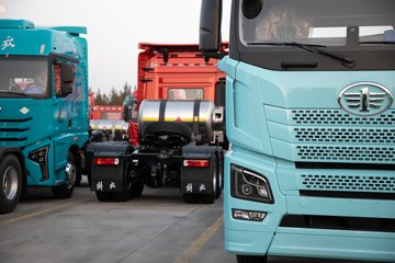 �ൺ���JH6 �������Ϸ��� 14.6L LNG 560���� 6X4 һ�����12�� ǣ����ͼƬ