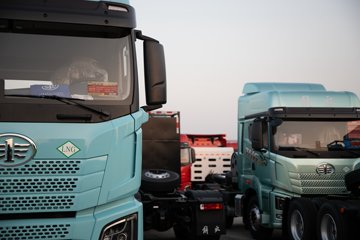 �ൺ���JH6 �������Ϸ��� 14.6L LNG 560���� 6X4 һ�����12�� ǣ����ͼƬ